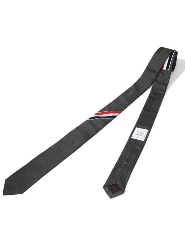chi tiết THOM BROWNE DARK GREY GROSGRAIN STRIPE TIE MNL001A-F0145-025