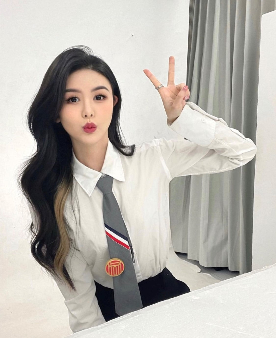 mẫu mặc cà vạt THOM BROWNE DARK GREY GROSGRAIN STRIPE TIE MNL001A-F0145-025