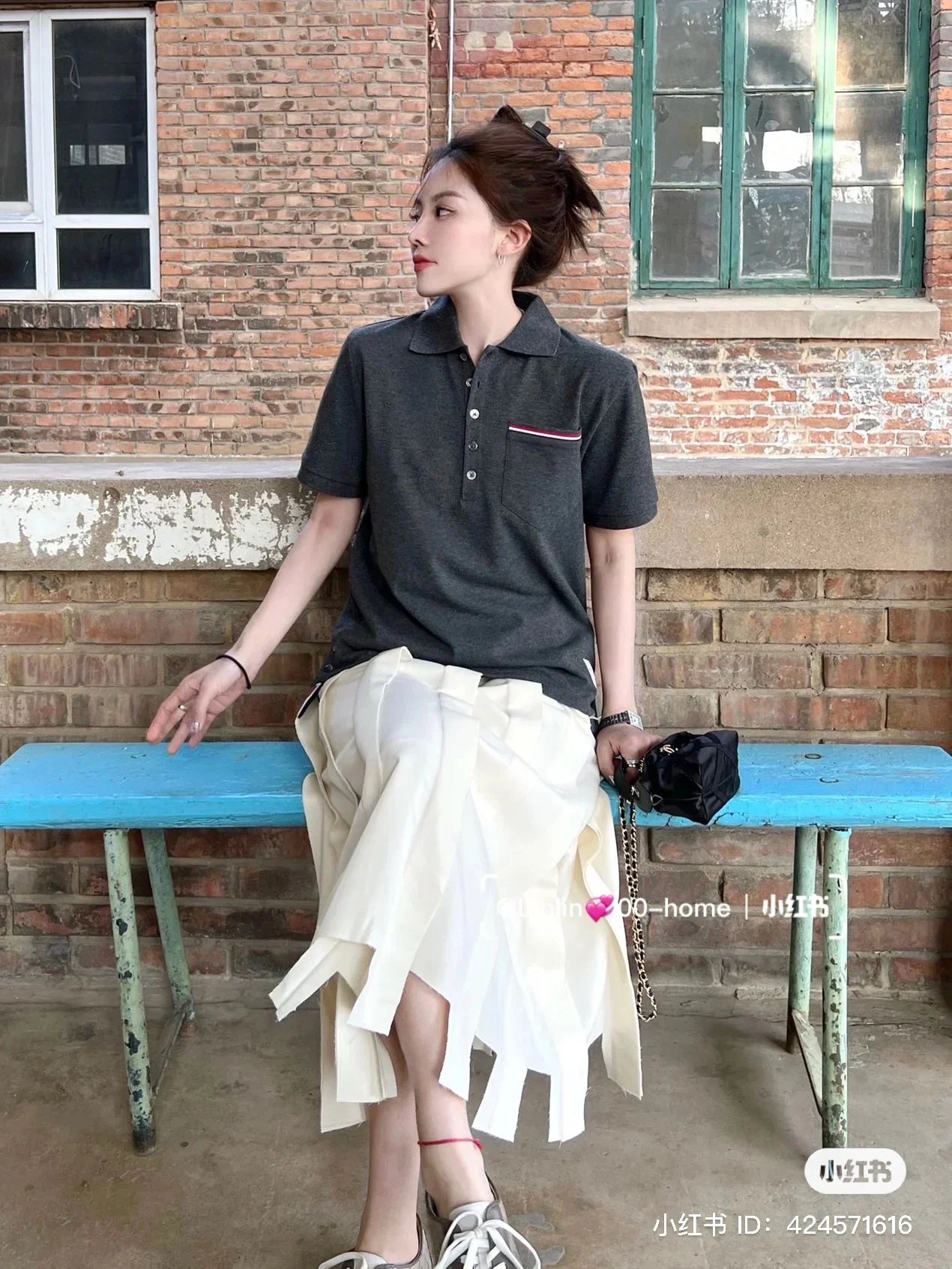 mẫu mặc áo THOM BROWNE DARK GREY PIQUE POCKET POLO MJP022A-01455-025