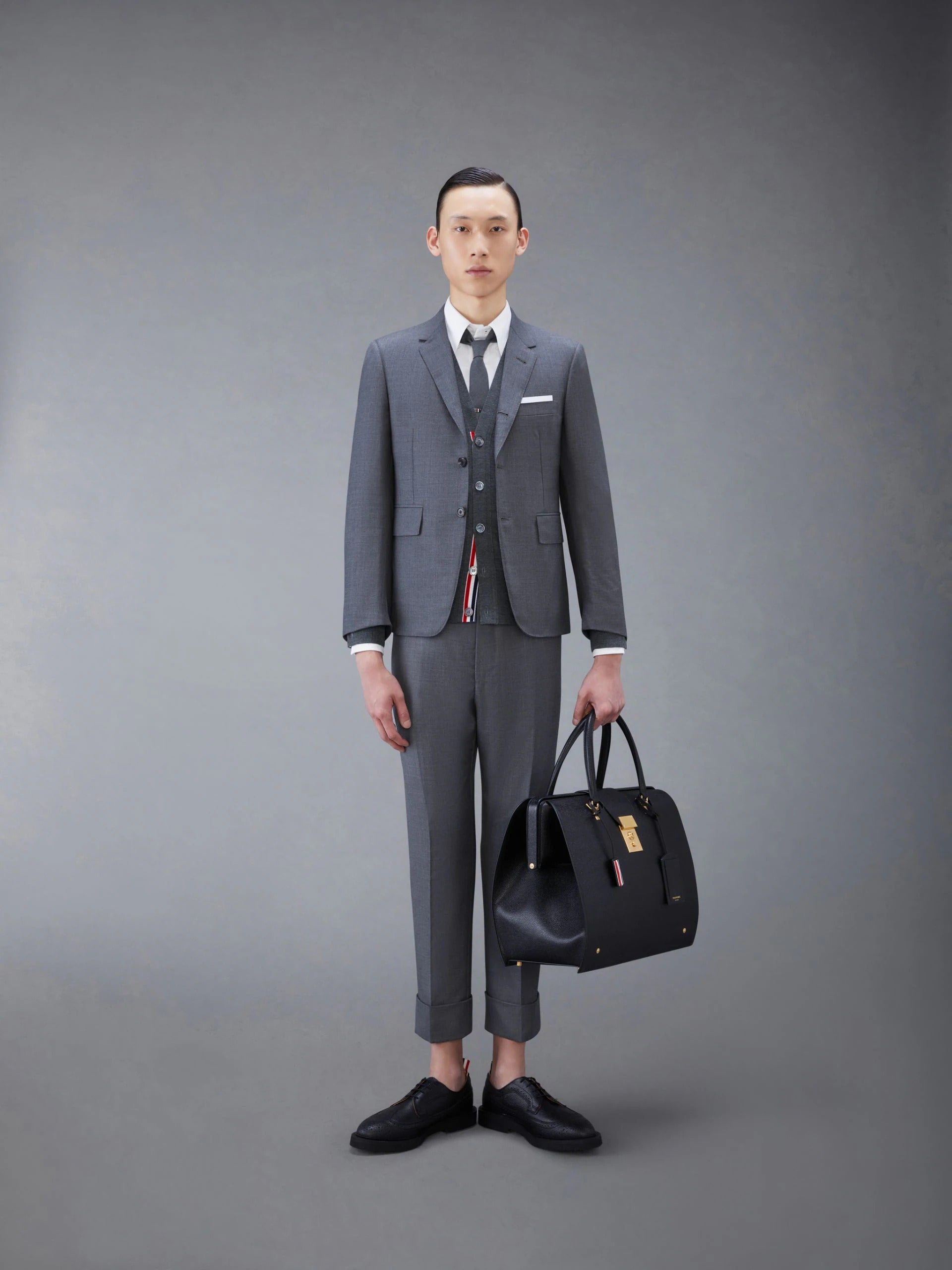 chi tiết THOM BROWNE DARK GREY WOOL CLASSIC V-NECK CARDIGAN MKC002A-Y1014-022