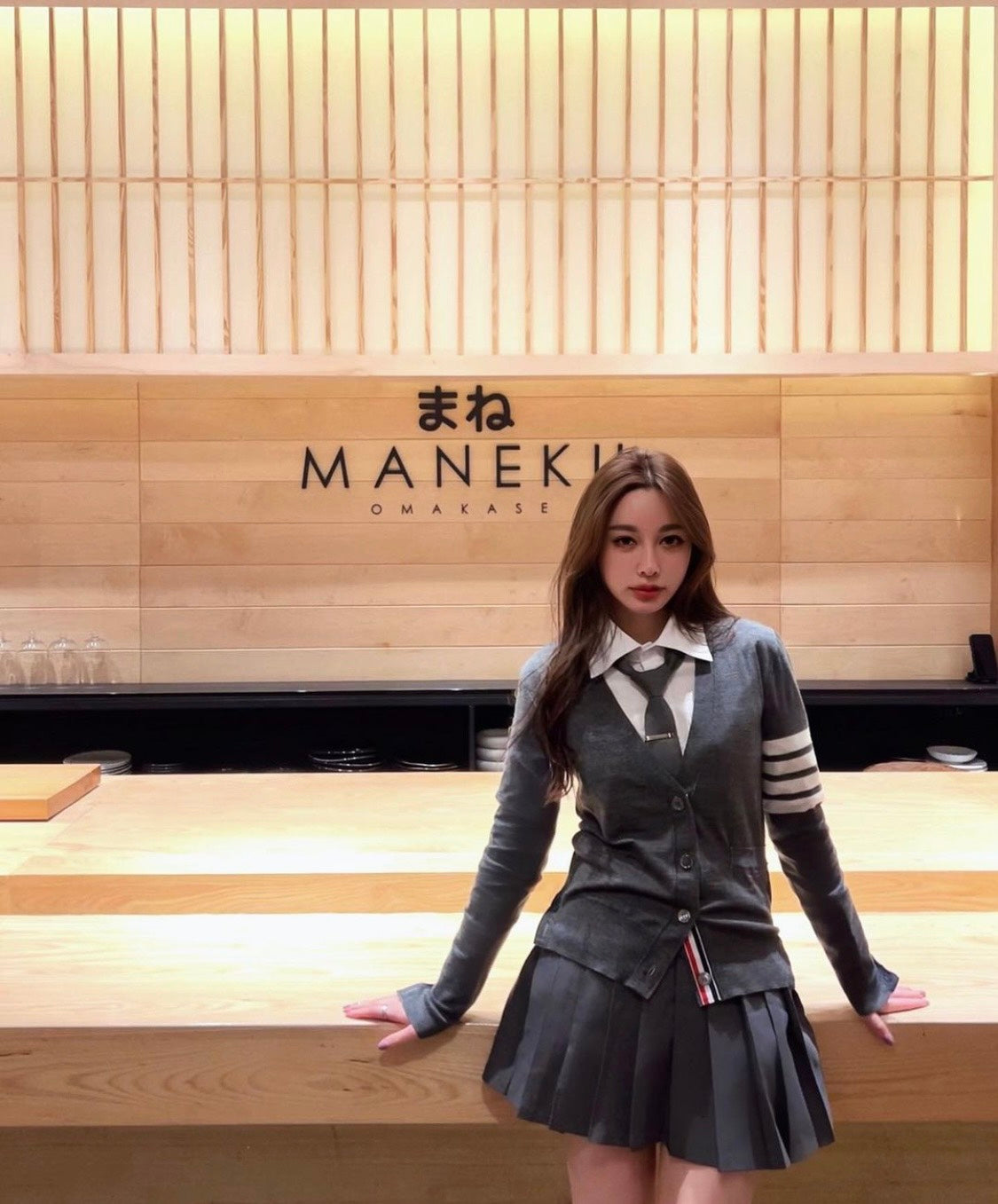 mẫu mang THOM BROWNE DARK GREY WOOL CLASSIC V-NECK CARDIGAN MKC002A-Y1014-022