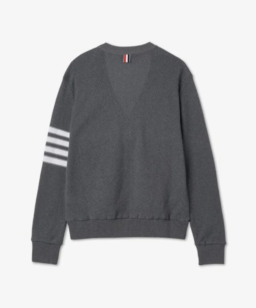 mặt sau THOM BROWNE DIAGONAL ARMBAND V-NECK MED GREY COTTON CARIDGAN MJT306A-07897-035