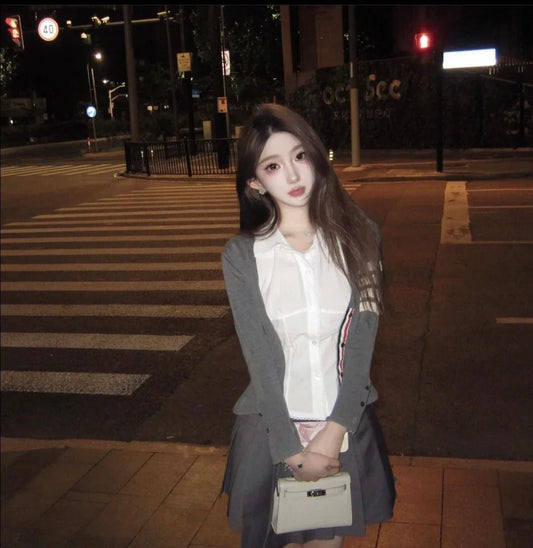 mẫu nữ mặc áo THOM BROWNE DIAGONAL ARMBAND V-NECK MED GREY COTTON CARIDGAN MJT306A-07897-035