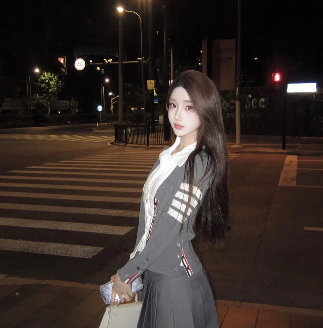 mẫu mang THOM BROWNE DIAGONAL ARMBAND V-NECK MED GREY COTTON CARIDGAN MJT306A-07897-035