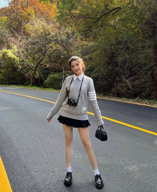 mẫu mặc áo THOM BROWNE GREY CLASSIC LOOPBACK 4-BAR SWEATSHIRT MJT021H-00535-068