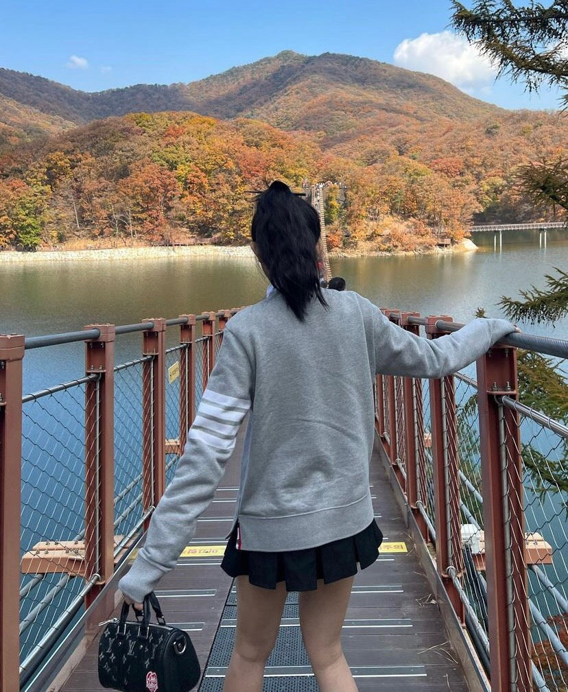 mặt sau THOM BROWNE GREY CLASSIC LOOPBACK 4-BAR SWEATSHIRT MJT021H-00535-068