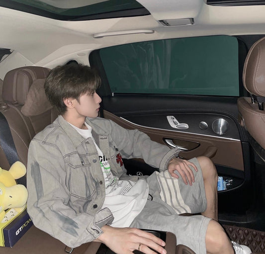 mẫu mặc quần THOM BROWNE LIGHT GREY CLASSIC LOOPBACK 4-BAR SWEATSHORTS MJQ012H-00535-068