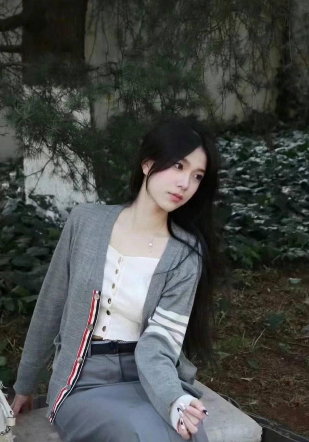 mẫu nữ mặc áo THOM BROWNE LIGHT GREY FINE MERINO WOOL V-NECK 4-BAR CARDIGAN MKC002A00014058
