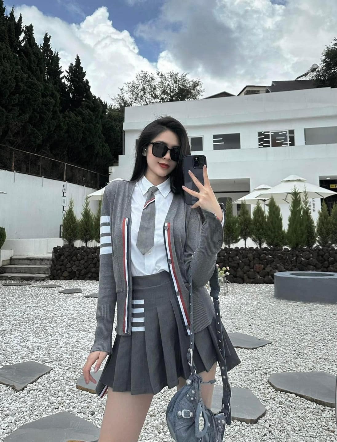 chi tiết áo THOM BROWNE LIGHT GREY FINE MERINO WOOL V-NECK 4-BAR CARDIGAN MKC002A00014058