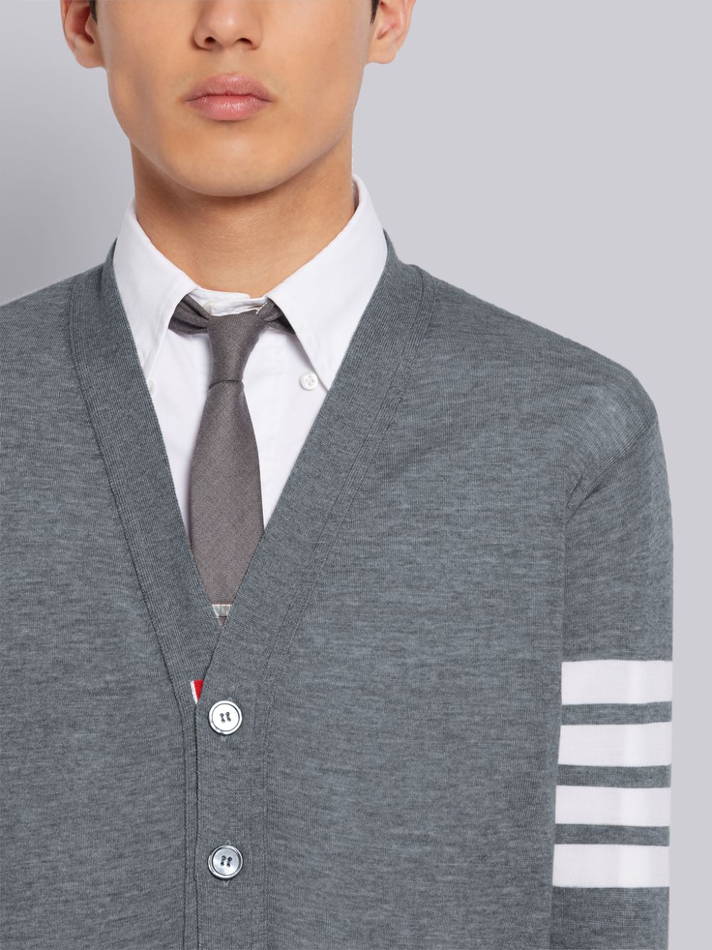 chi tiết áo THOM BROWNE MEDIUM GREY FINE MERINO WOOL V-NECK 4-BAR CARDIGAN MKC002AY1014038