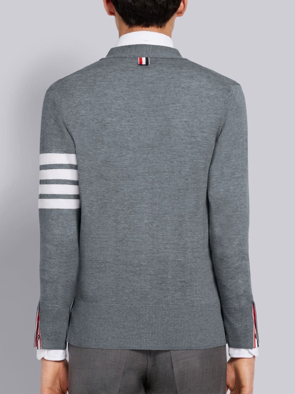 mặt sau áo THOM BROWNE MEDIUM GREY FINE MERINO WOOL V-NECK 4-BAR CARDIGAN MKC002AY1014038