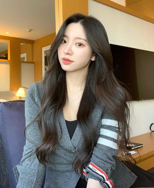 mẫu mặc áo THOM BROWNE MEDIUM GREY FINE MERINO WOOL V-NECK 4-BAR CARDIGAN MKC002AY1014038