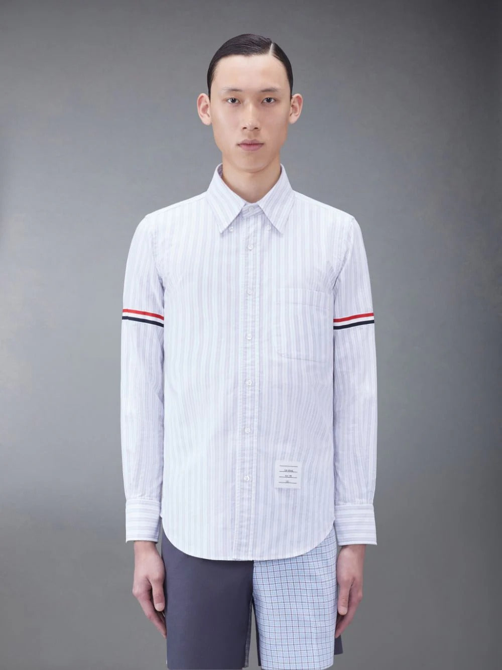 mẫu mặc áo THOM BROWNE MEDIUM GREY STRIPE OXFORD ARMBAND SHIRT MWL301O-F0525-035