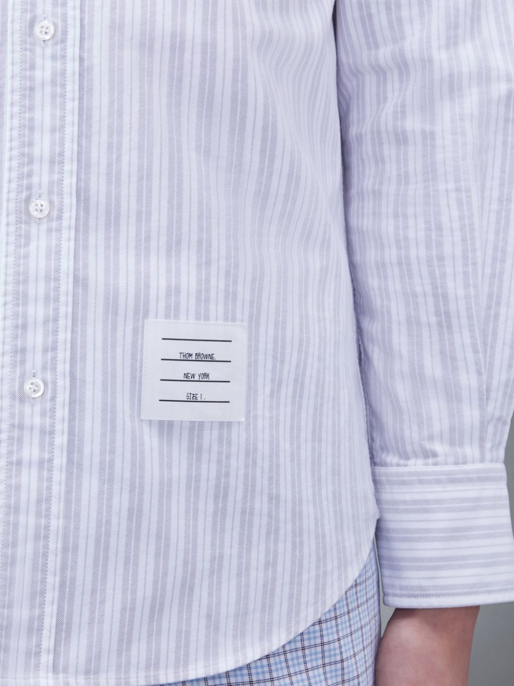 chi tiết THOM BROWNE MEDIUM GREY STRIPE OXFORD ARMBAND SHIRT MWL301O-F0525-035