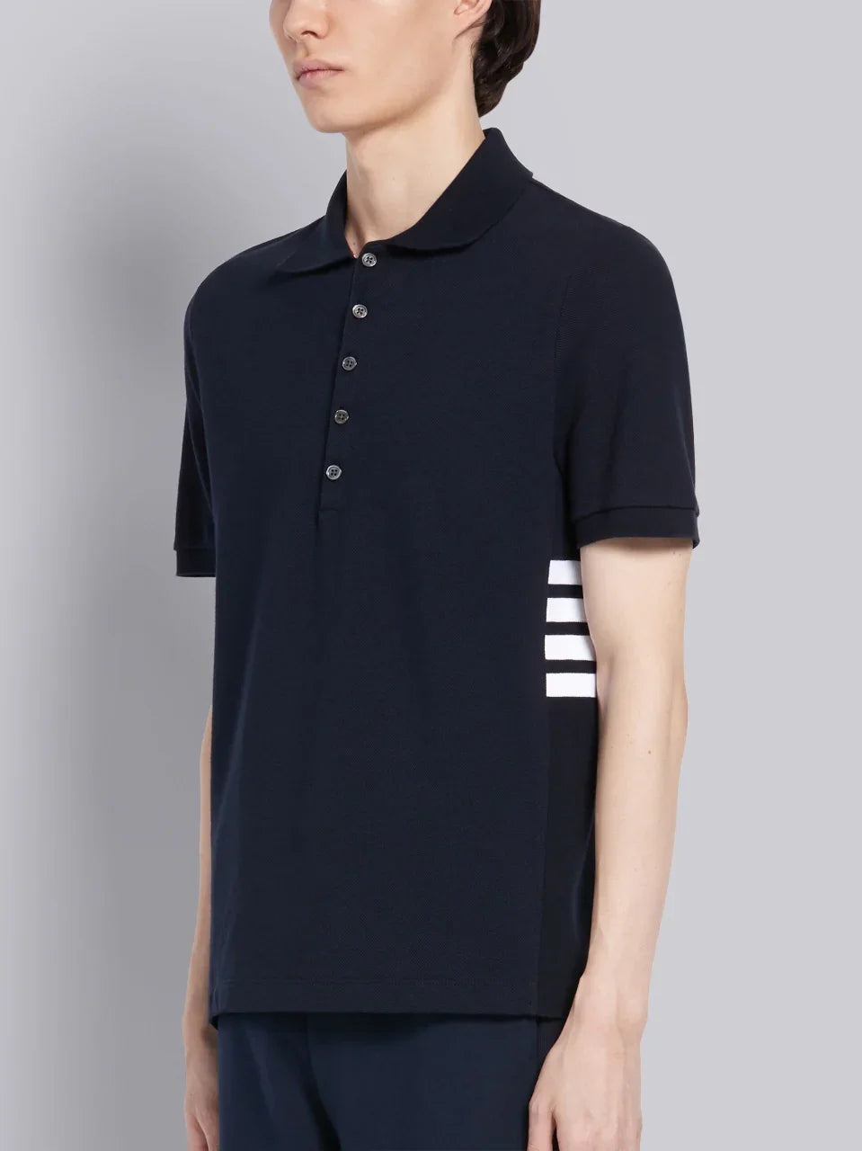 mẫu mặc áo THOM BROWNE NAVY CLASSIC COTTON PIQUE SIDE INSERT 4-BAR POLO MJP110A00050415