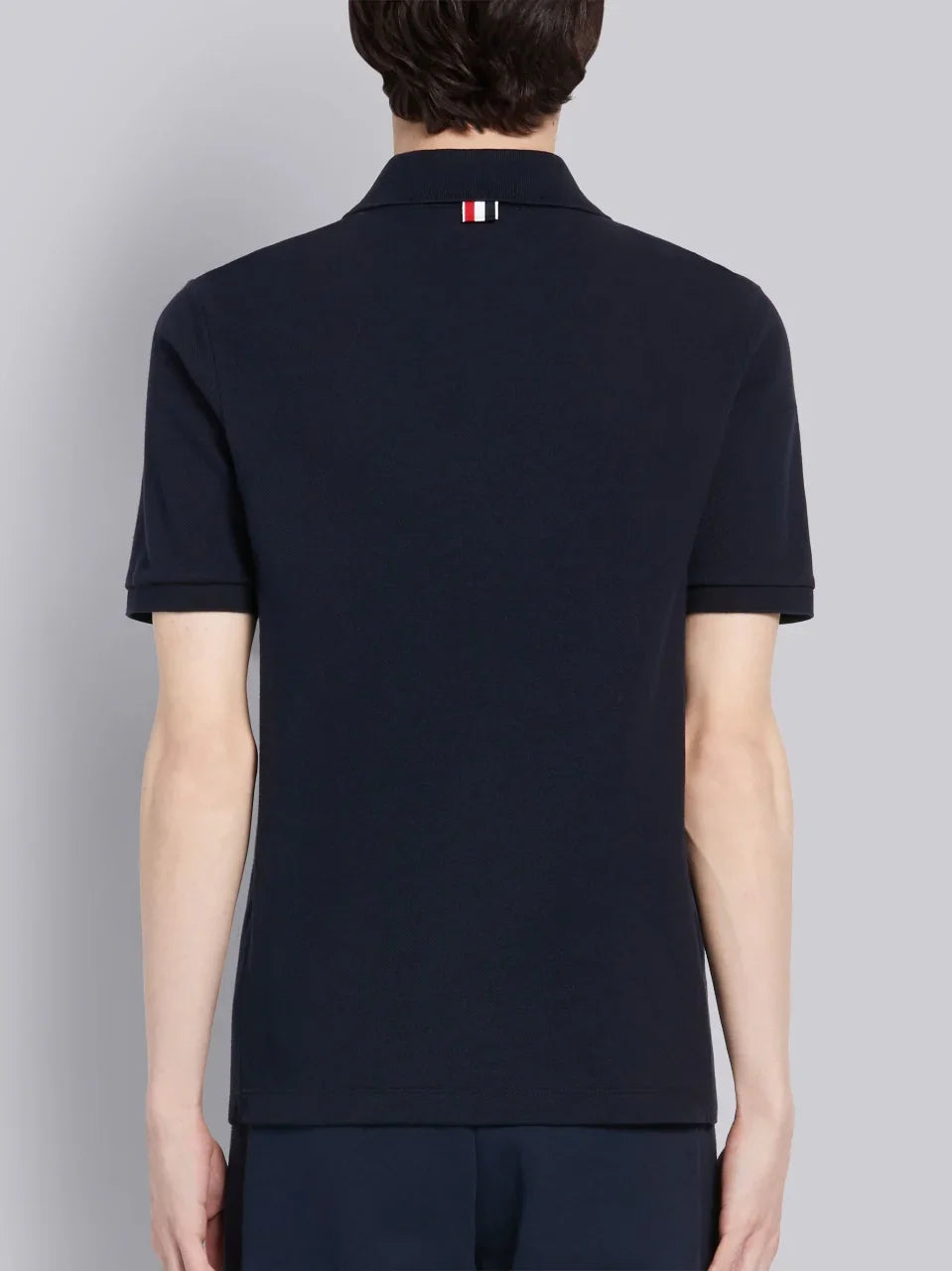 mặt sau áo THOM BROWNE NAVY CLASSIC COTTON PIQUE SIDE INSERT 4-BAR POLO MJP110A00050415
