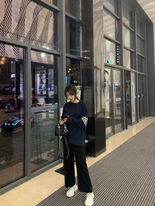 mẫu mặc áo THOM BROWNE NAVY CLASSIC LOOPBACK 4-BAR SWEATSHIRT MJT021H-00535-461