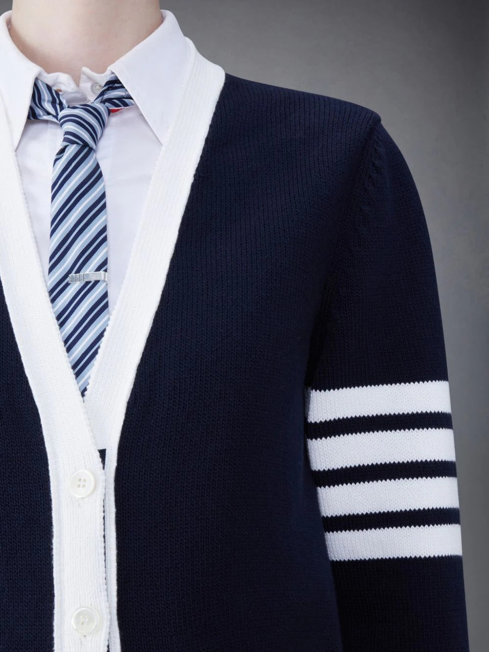 chi tiết THOM BROWNE NAVY COTTON 4-BAR HECTOR V-NECK CARDIGAN FKC564A-Y3017-415