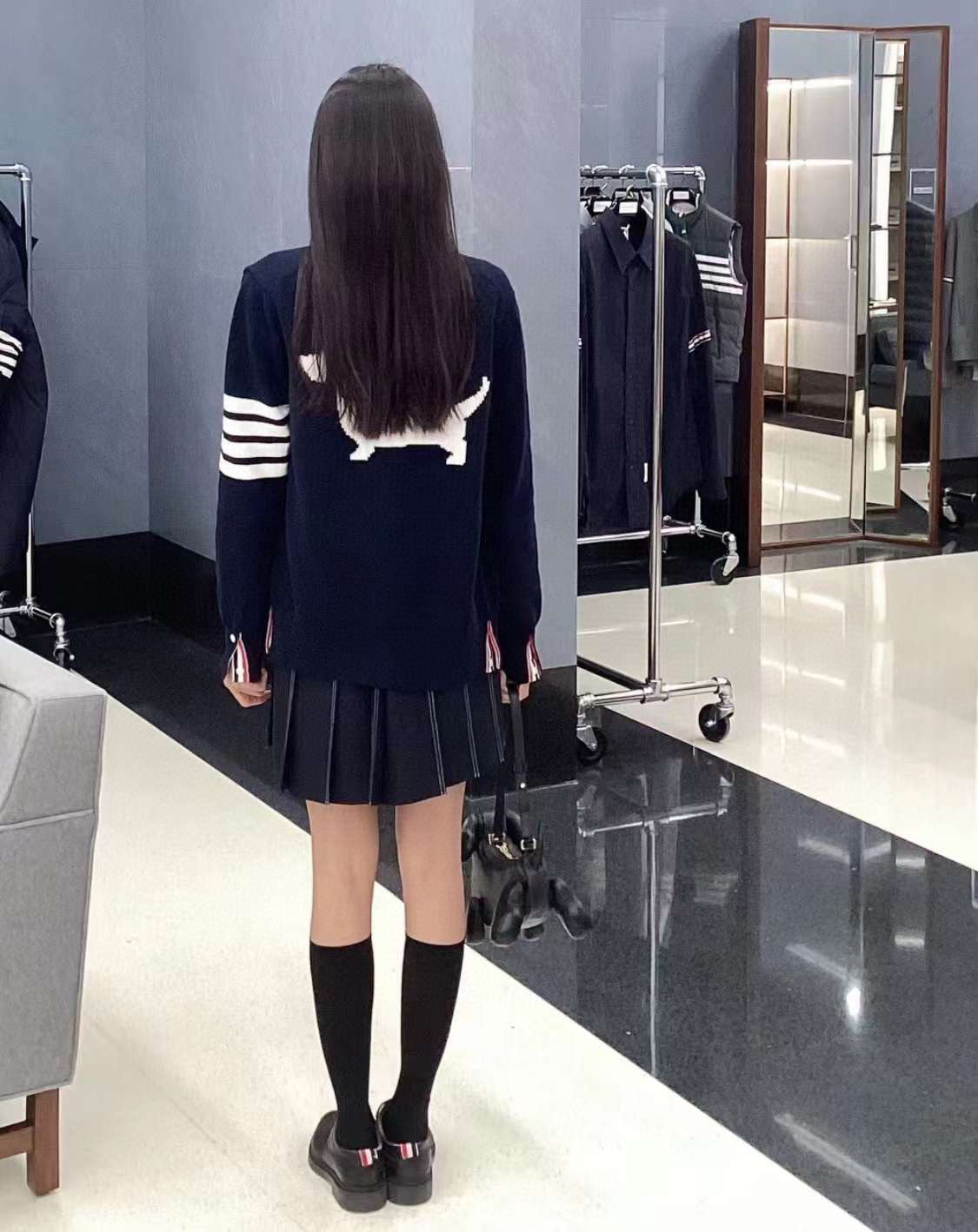 mặt sau THOM BROWNE NAVY COTTON 4-BAR HECTOR V-NECK CARDIGAN FKC564A-Y3017-415