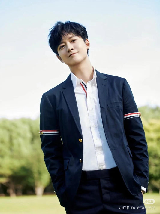 mẫu nam mặc áo THOM BROWNE NAVY COTTON TWILL GROSGRAIN ARMBAND UNCONSTRUCTED COAT MJU527A03788415