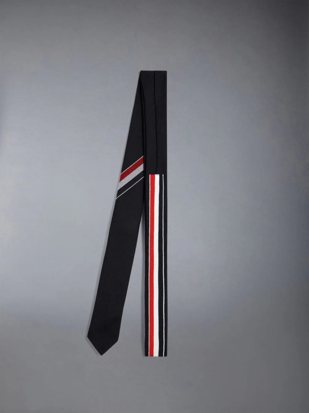 mặt sau THOM BROWNE NAVY ENGINEERED STRIPE NECKTIE IN WOOL MNL022A03532415