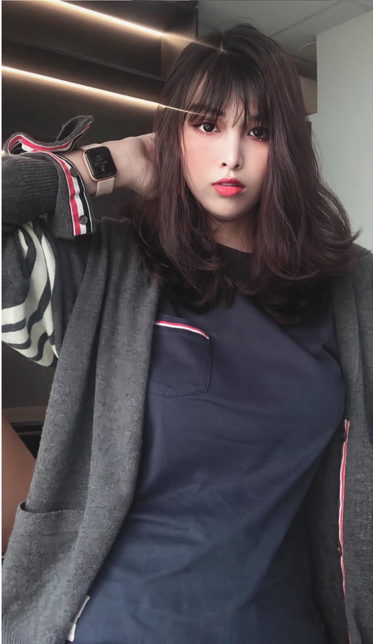 mẫu mặc áo THOM BROWNE NAVY JERSEY POCKET TEE MJS010A-01454-415