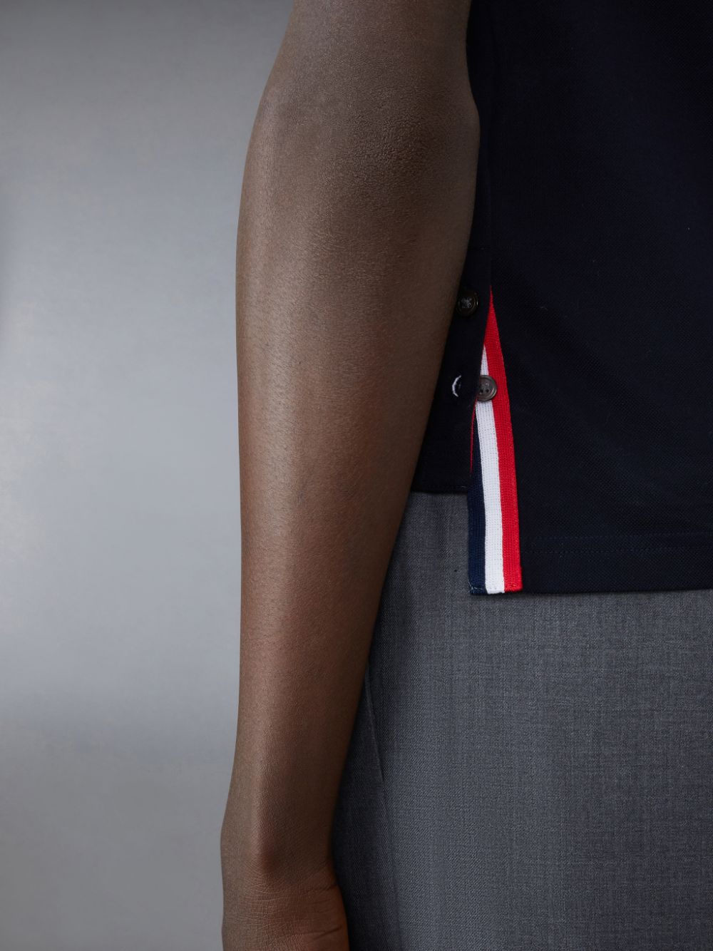 chi tiết THOM BROWNE NAVY PIQUE POCKET POLO MJP022A-01455-415