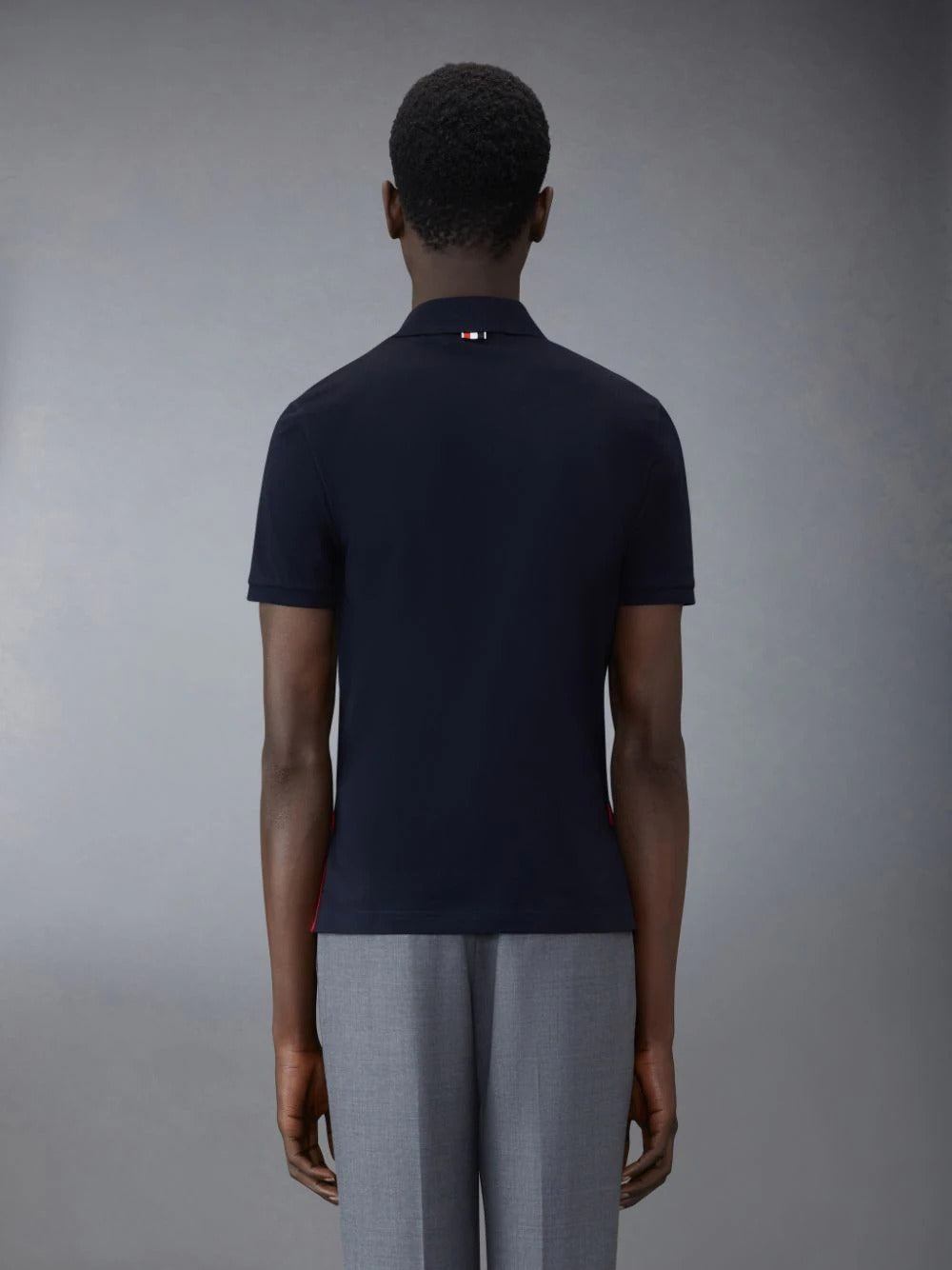 mặt sau THOM BROWNE NAVY PIQUE POCKET POLO MJP022A-01455-415
