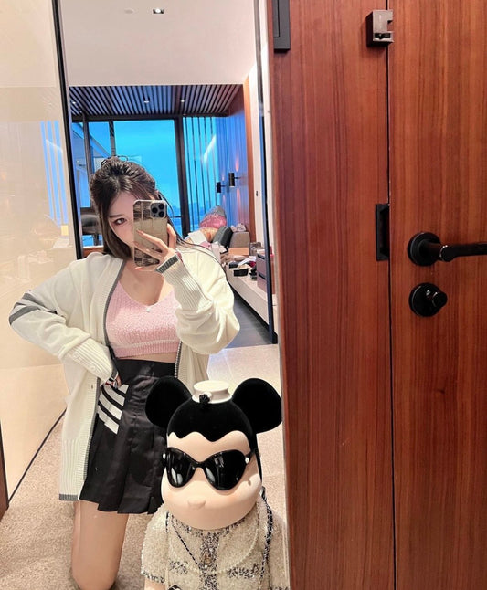 mẫu mặc THOM BROWNE NAVY PLAIN WEAVE 4-BAR PLEATED MINI SKIRT FGC402V-06146-415