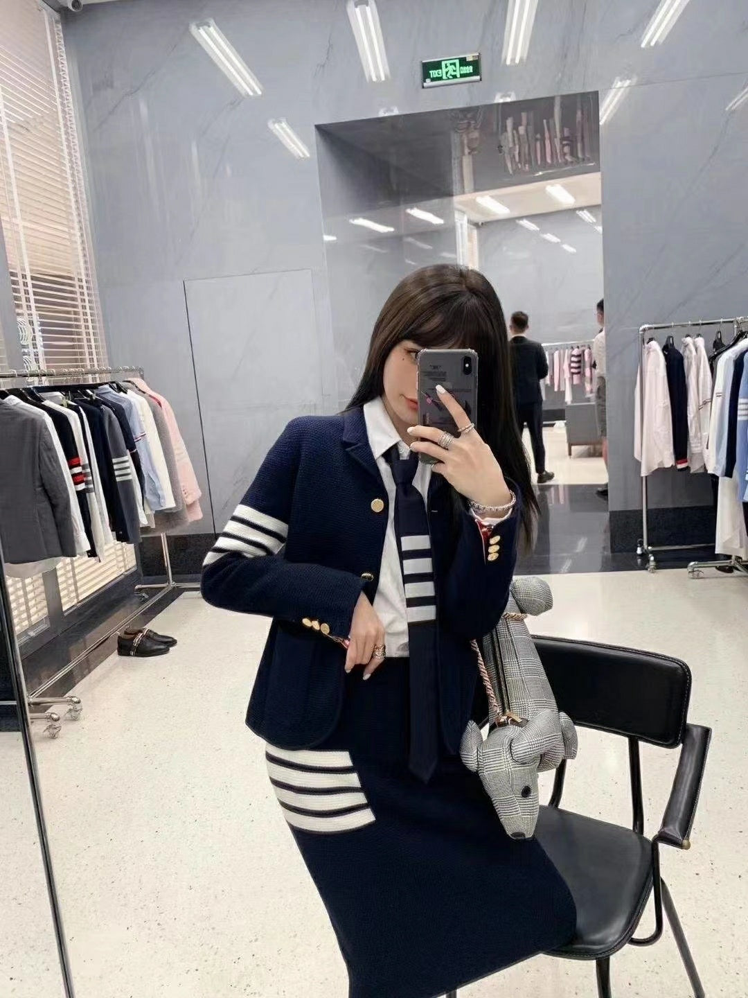 mẫu mặc THOM BROWNE NAVY PLAIN WEAVE 4-BAR TIE MNL001A06146415