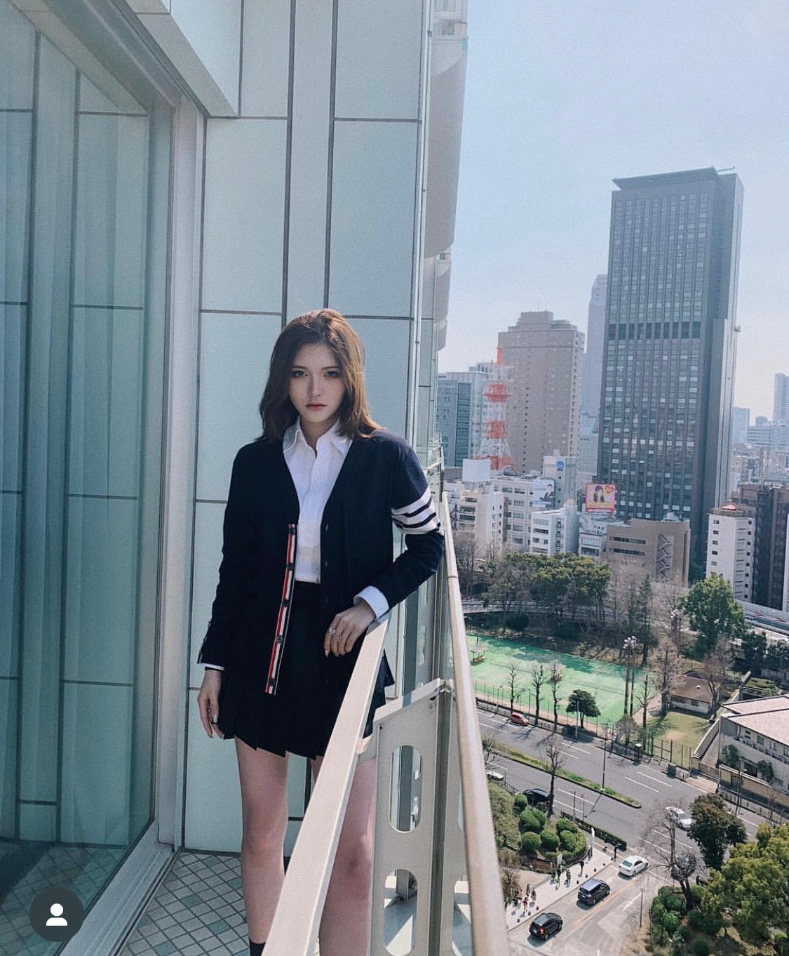 mẫu mặc áo THOM BROWNE NAVY WOOL CLASSIC V-NECK CARDIGAN MKC002A-00014-415