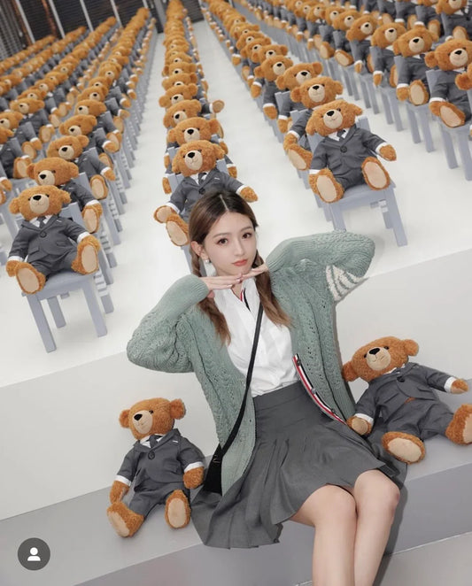 mẫu nữ mặc áo THOM BROWNE OFF WHITE SOLID POPLIN STRIPE GROSSGRAIN PLACKET SHIRT MWL010E00906114