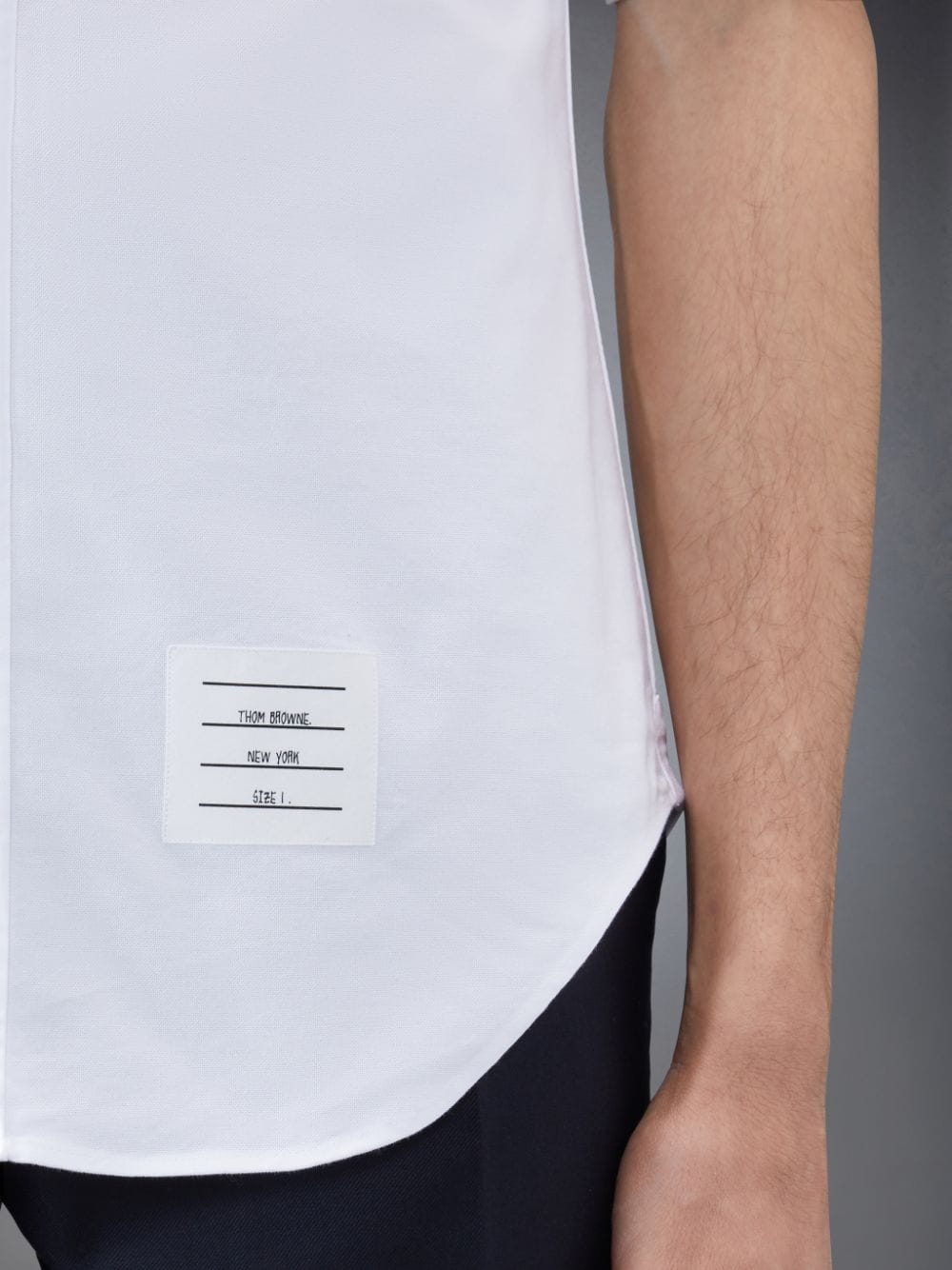 chi tiết THOM BROWNE OXFORD ARMBAND CLASSIC SHORT SLEEVE SHIRT MWS242A-F0313-100