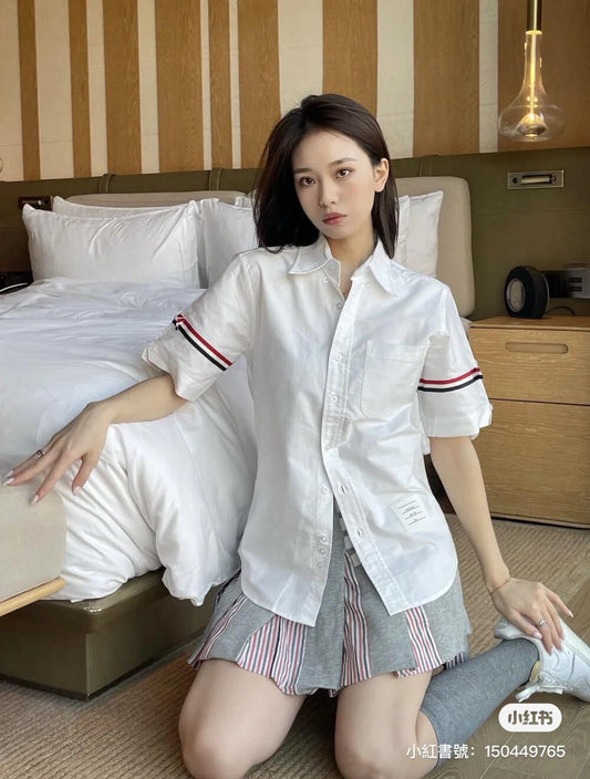 nữ mặc áo THOM BROWNE OXFORD ARMBAND CLASSIC SHORT SLEEVE SHIRT MWS242A-F0313-100