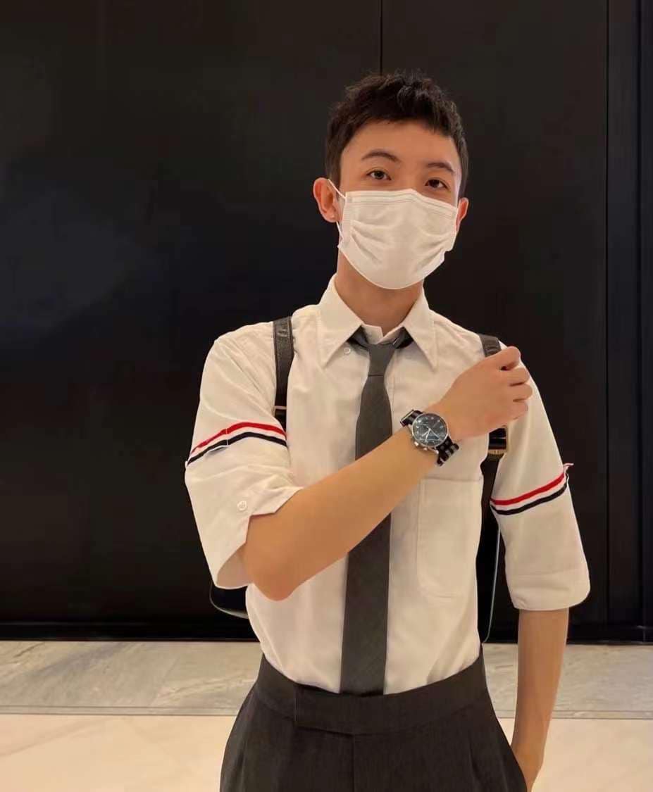 nam mặc áo THOM BROWNE OXFORD ARMBAND CLASSIC SHORT SLEEVE SHIRT MWS242A-F0313-100