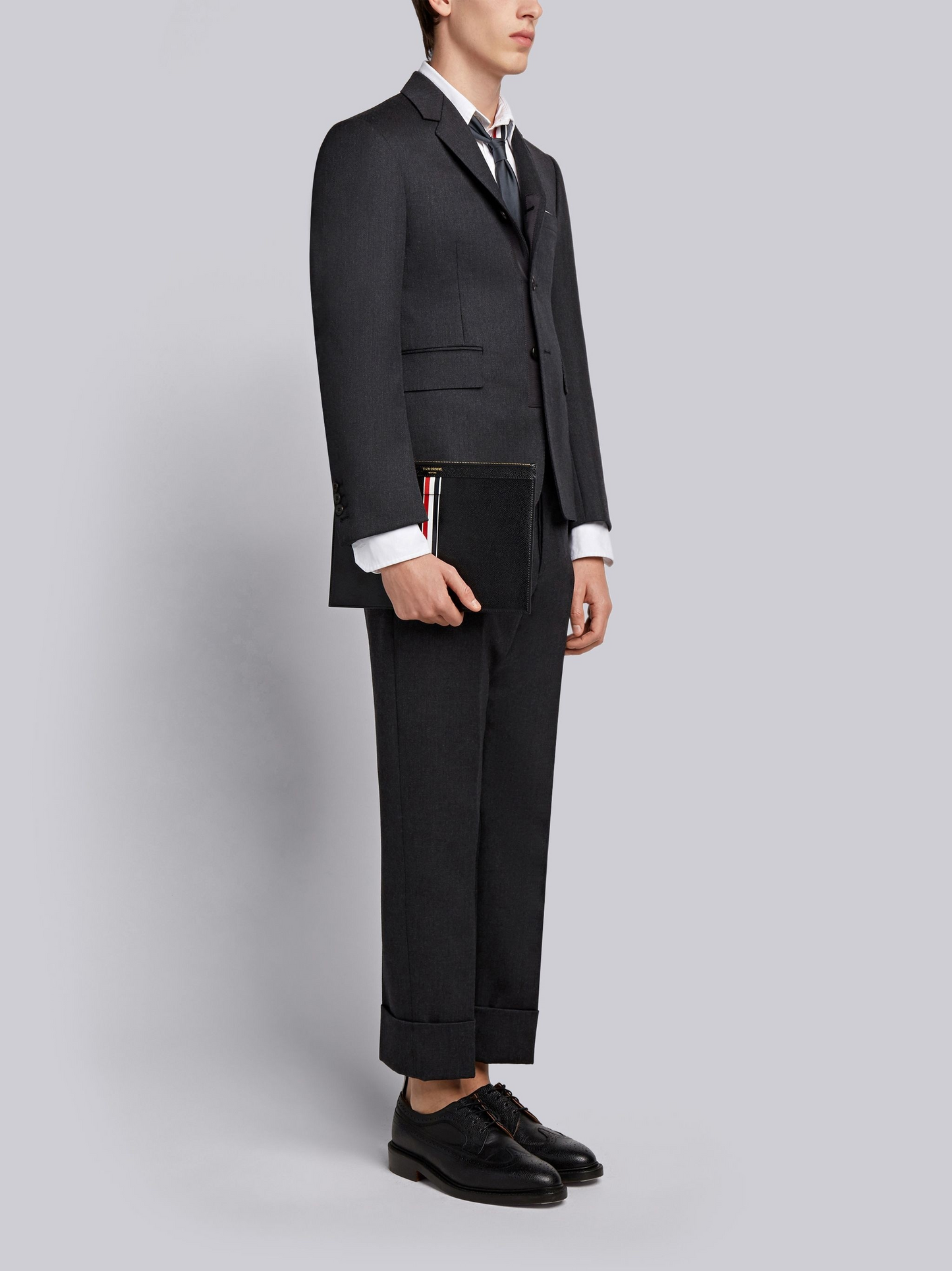 mẫu mang THOM BROWNE VERTICAL INTARSIA STRIPE SMALL TABLET HOLDER MAC052A00198001