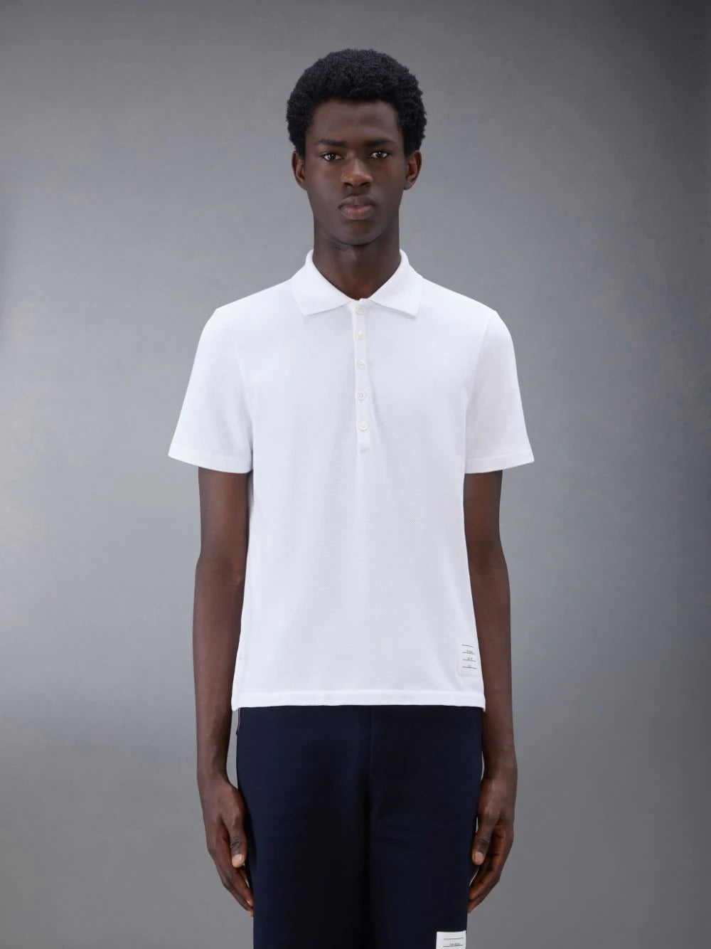 mẫu mặc áo THOM BROWNE WHITE CLASSIC PIQUE STRIPE RELAXED POLO MJP042A-00050-100