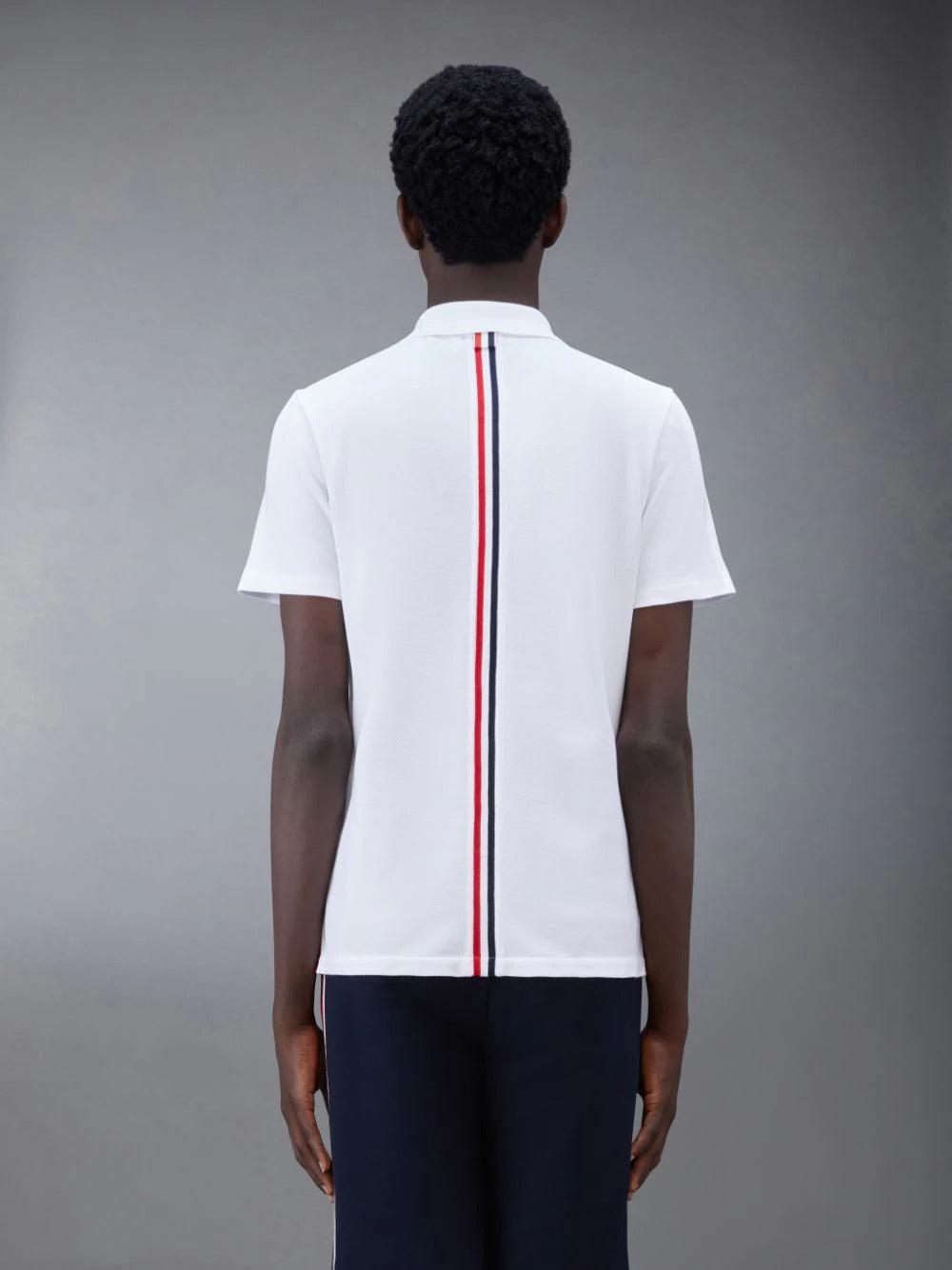 mặt sau THOM BROWNE WHITE CLASSIC PIQUE STRIPE RELAXED POLO MJP042A-00050-100