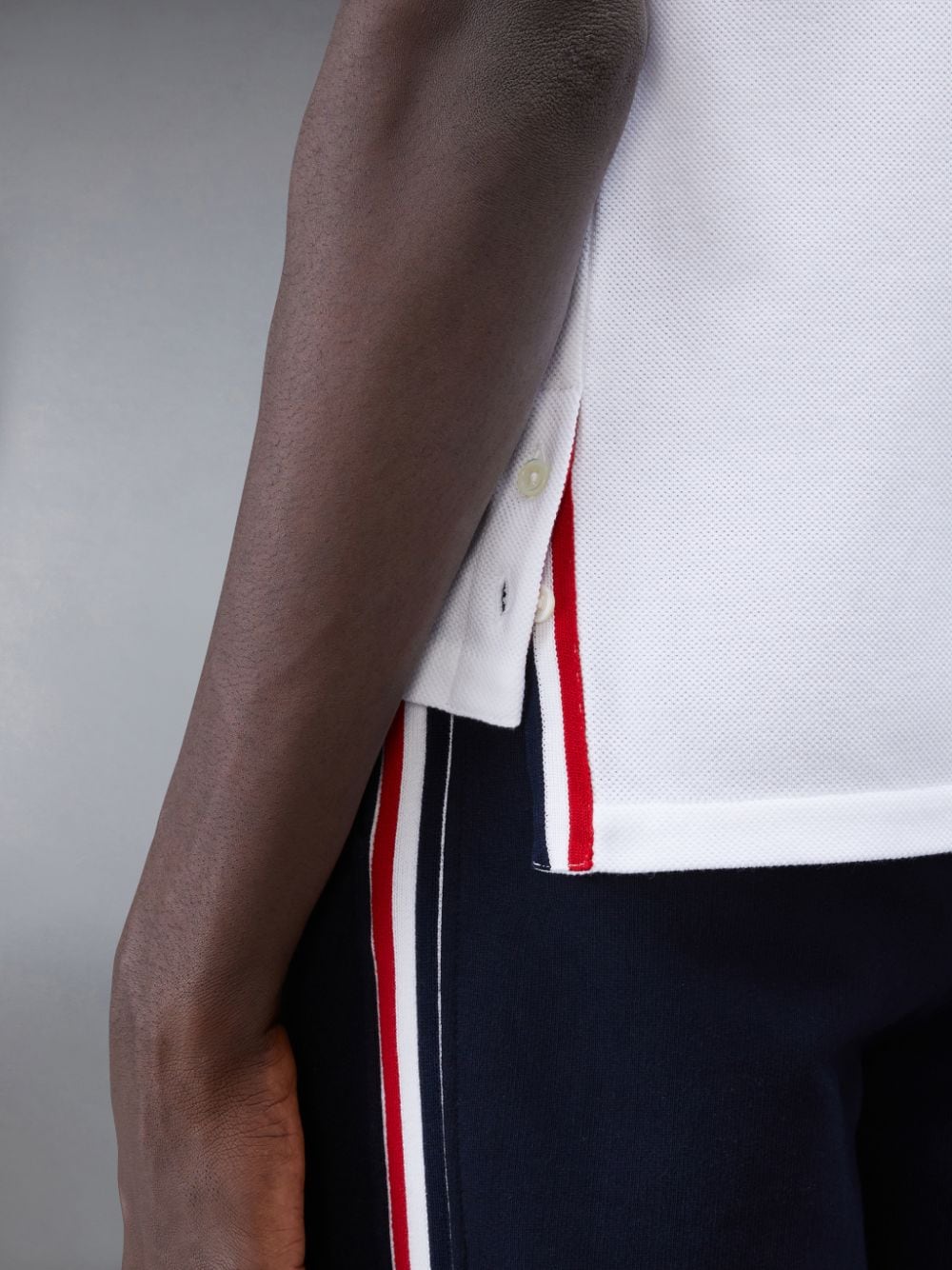 chi tiết THOM BROWNE WHITE CLASSIC PIQUE STRIPE RELAXED POLO MJP042A-00050-100
