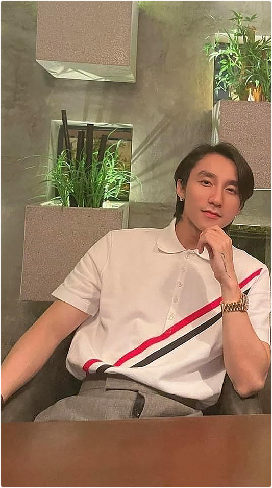 mẫu mặc áo THOM BROWNE WHITE COTTON PIQUE PRINTED MULTICOLOR DIAGONAL STRIPE POLO MJP121A00050100