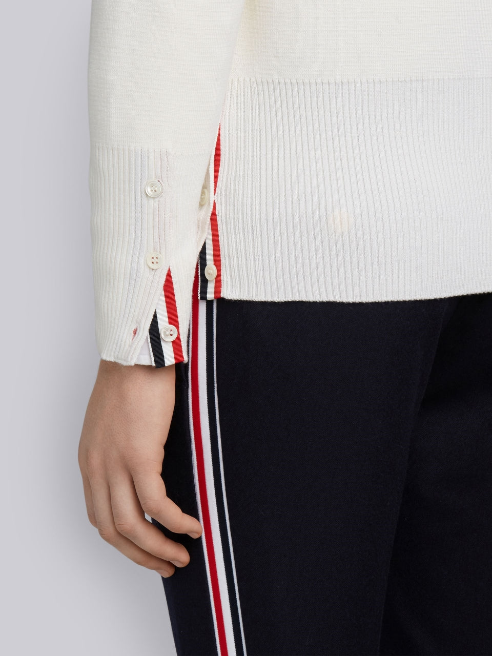 cổ tay áo THOM BROWNE WHITE MILANO STITCH FINE MERINO WOOL 4-BAR V-NECK CARDIGAN MKC160A00014100