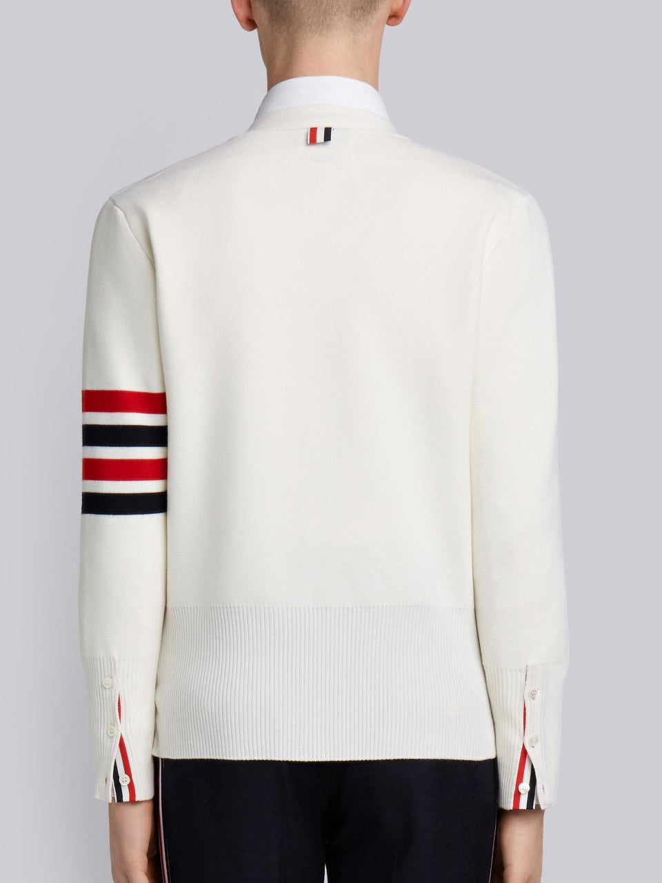 mặt sau THOM BROWNE WHITE MILANO STITCH FINE MERINO WOOL 4-BAR V-NECK CARDIGAN MKC160A00014100