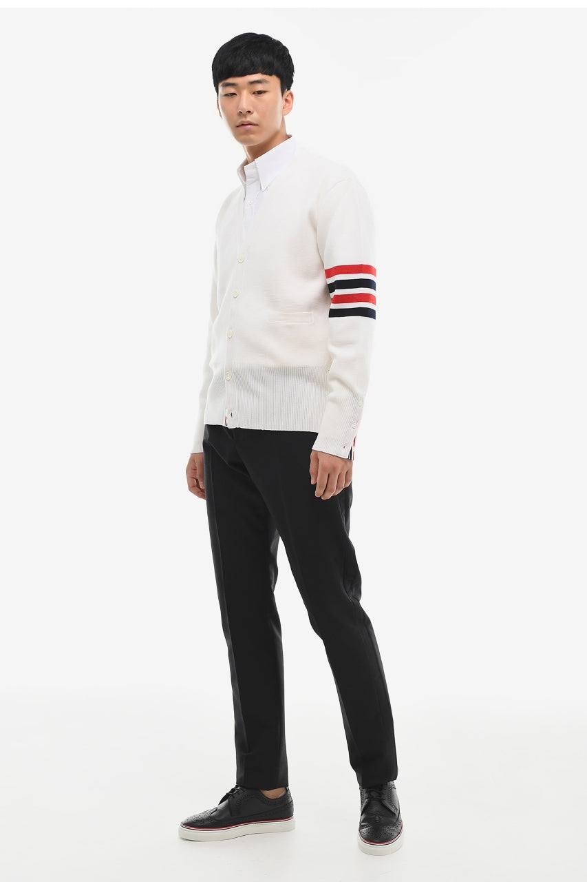mẫu mặc áo THOM BROWNE WHITE MILANO STITCH FINE MERINO WOOL 4-BAR V-NECK CARDIGAN MKC160A00014100