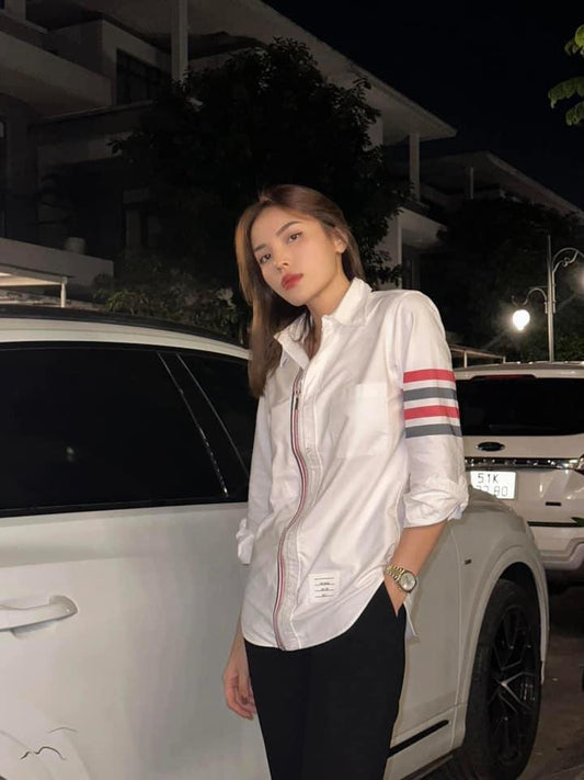 hoa hậu kỳ duyên mặc áo THOM BROWNE WHITE OXFORD BICOLOR 4-BAR ZIP-FRONT SHIRT MWL275A03143960