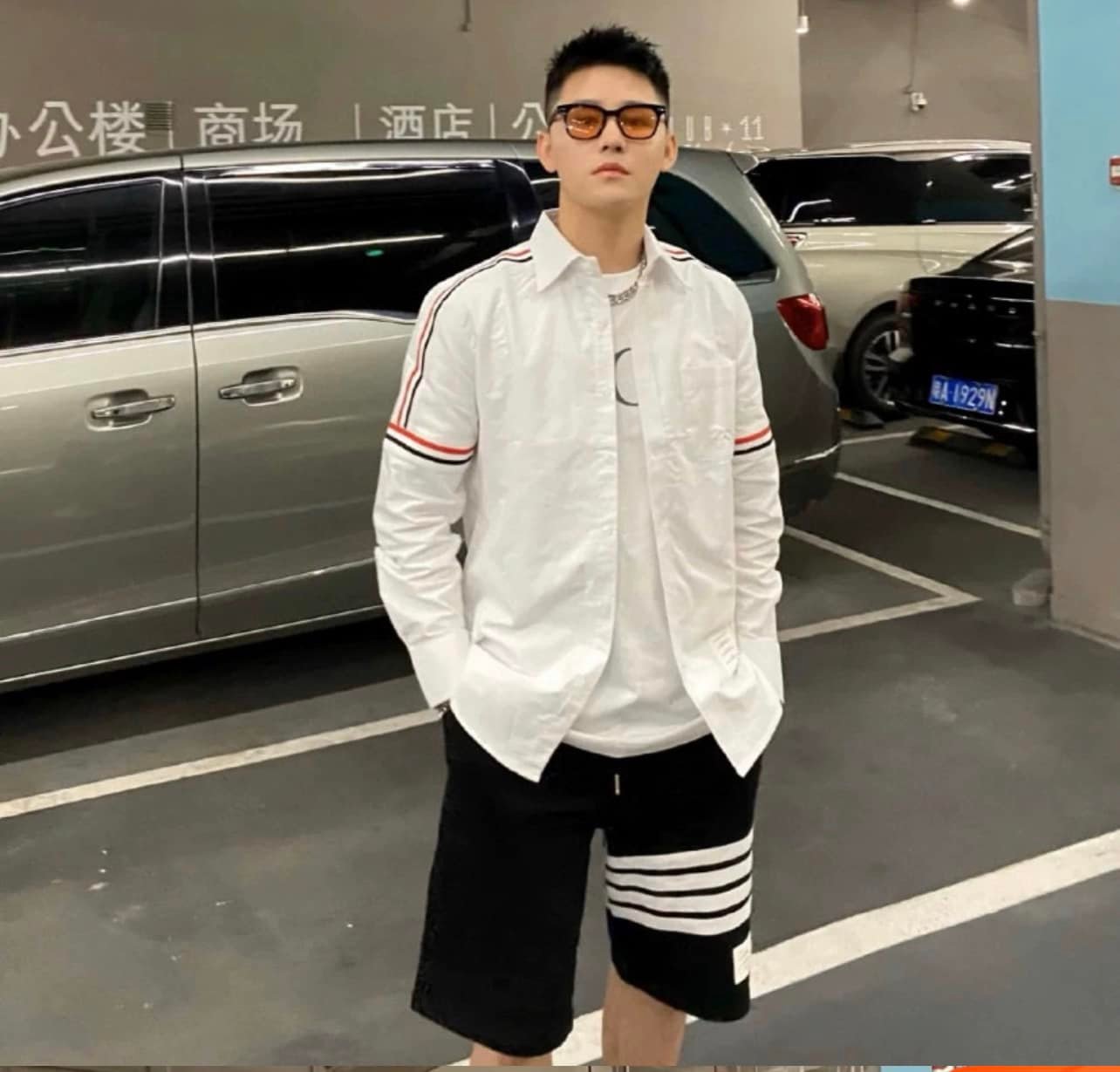 mẫu mặc áo THOM BROWNE WHITE OXFORD ELASTIC SHIRT MWL270A-F0313-100