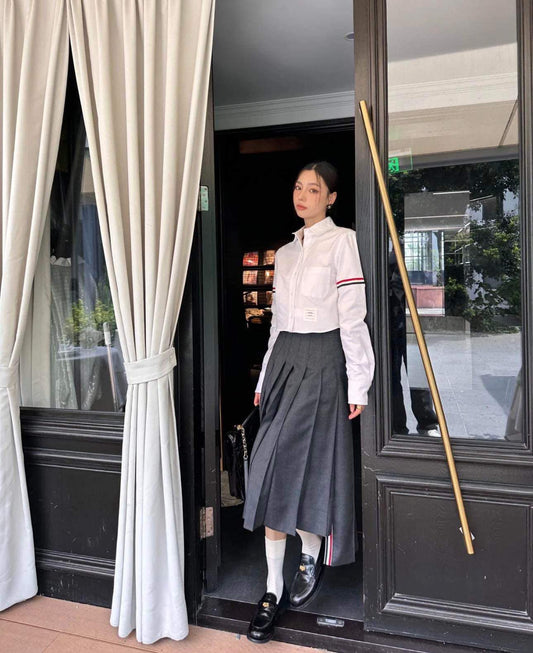 mẫu mặc áo THOM BROWNE WHITE OXFORD STRIPED GROSGRAIN ARMBAND CLASSIC SHIRT MWL150E06177100