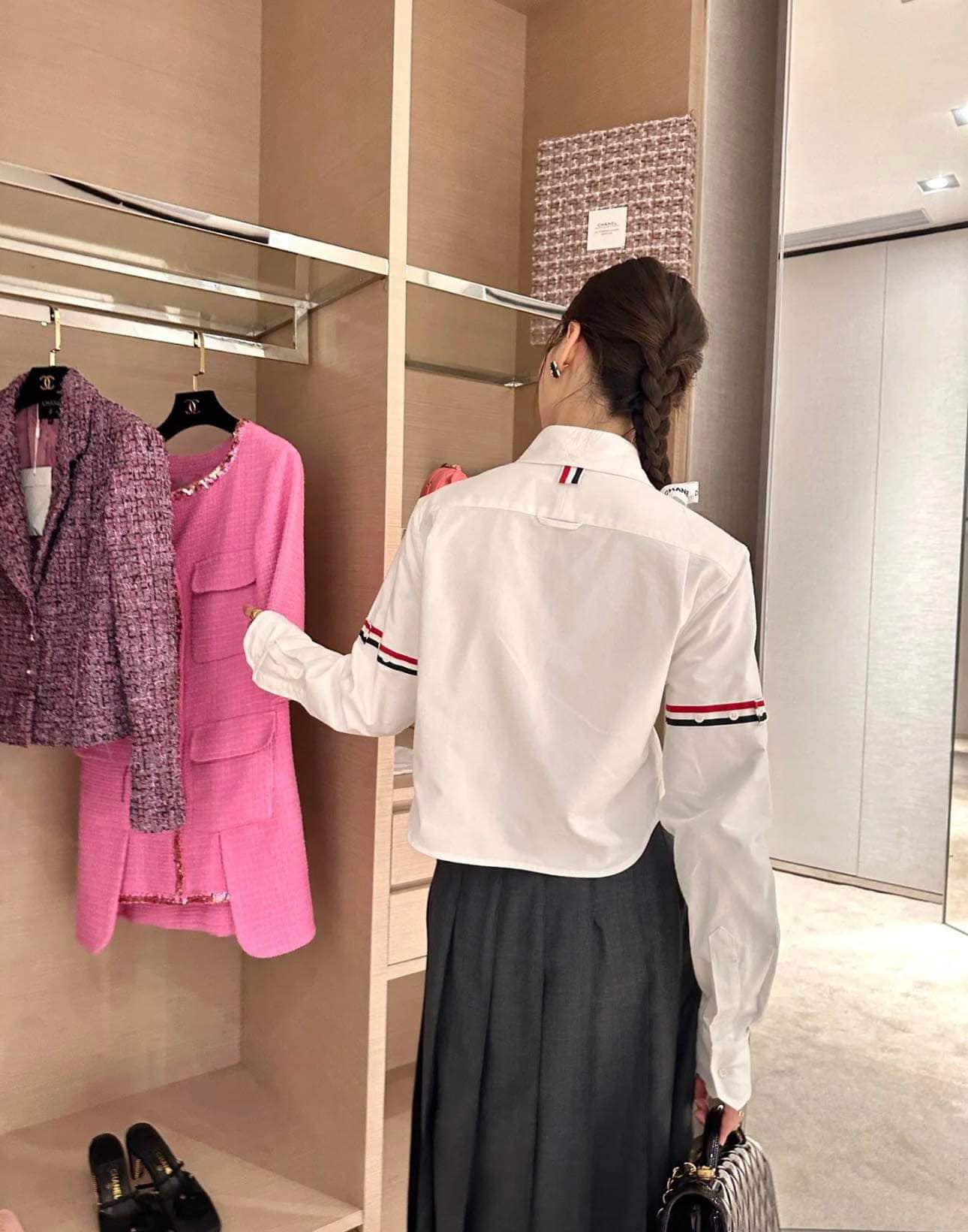 mặt sau THOM BROWNE WHITE OXFORD STRIPED GROSGRAIN ARMBAND CLASSIC SHIRT MWL150E06177100