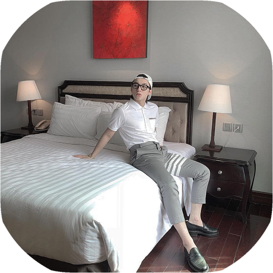 mẫu mặc áo THOM BROWNE WHITE PIQUE POCKET POLO MJP022A-01455-100