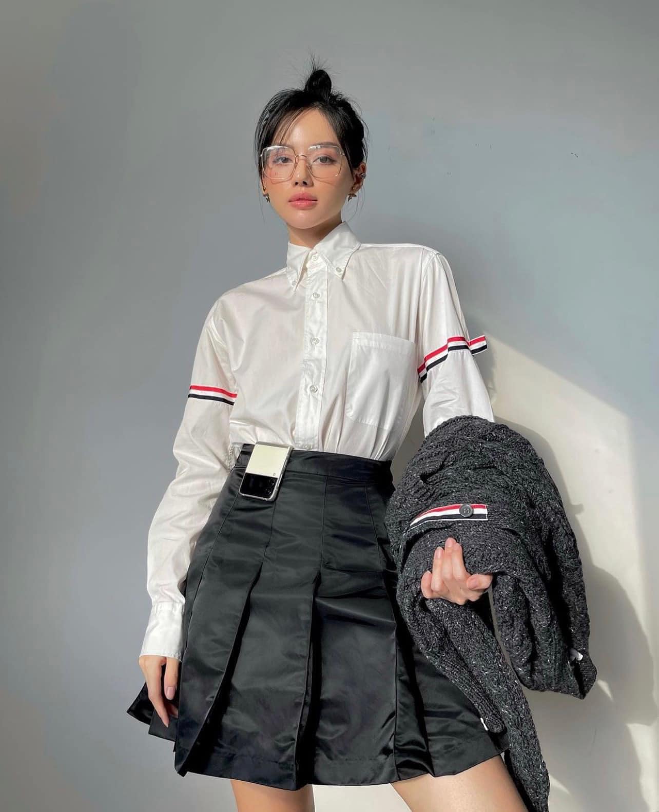 mẫu mặc áo THOM BROWNE WHITE POPLIN ARMBAND CLASSIC SHIRT MWL150E-03113-100