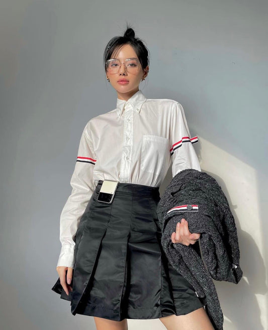 mẫu mặc áo THOM BROWNE WHITE POPLIN ARMBAND CLASSIC SHIRT MWL150E-03113-100